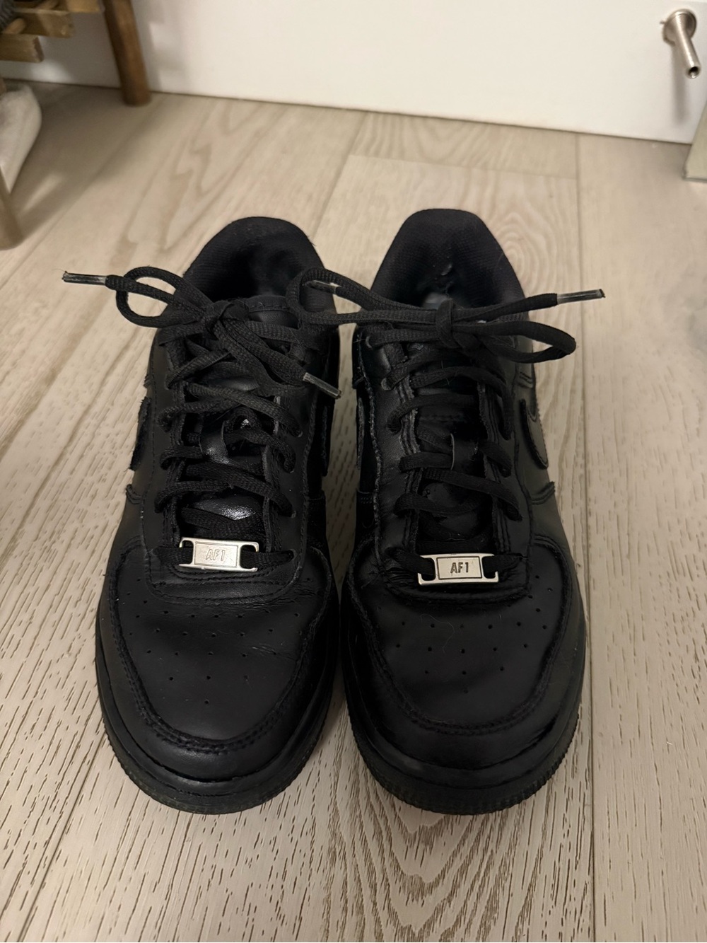 Nike Women's All-Black Low-Top Athletic Sneakers with AF1 Lace Tag